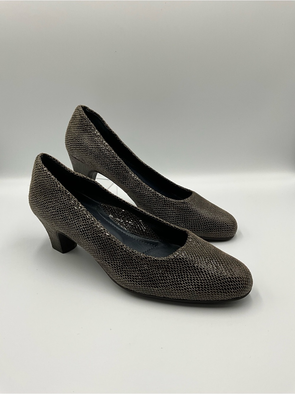 Umberto Raffini Pumps Size 40 (9.5) Taupe Snake-Embossed Low Heel Pumps